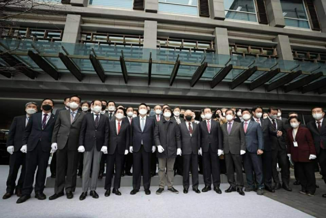 18일 서울 종로구 통의동 금융감독원 연수원 앞에서 윤석열 대통령 당선인 등 참석자들이 대통령직인수위원회 현판식을 마친 뒤 기념촬영을 하고 있다. 2022.3.18. 인수위 제공