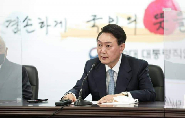 윤석열 대통령 당선인이 18일 오전 서울 종로구 통의동 금융감독원 연수원에 마련된 인수위원회에서 첫 전체회의를 주재하고 있다. 2022.03.18. 인수위 제공