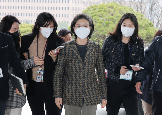 노정희 중앙선거관리위원회 위원장이 지난 17일 오전 경기도 과천시 중앙선거관리위원회로 출근하며 기자들의 질문을 받고 있다. . 연합뉴스