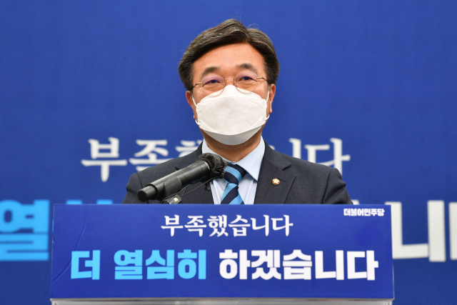 당 일각에서 사퇴 압박을 받아온 더불어민주당 윤호중 공동비상대책위원장이 지난달 18일 오후 서울 여의도 국회에서 기자회견을 열고 거취 관련 입장을 밝히고 있다. 연합뉴스