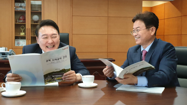 18일 이철우 경북도지사가 윤석열 대통령 당선인을 만나 경북 지역공약을 건의하고 있다. 경북도 제공
