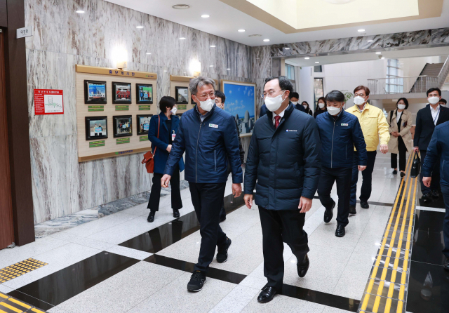 문승욱 산업통상자원부 장관이 18일 경북·강원 산불로 인한 특별재난지역 선포 후속조치로 한국수력원자력 한울원전을 방문, 시설을 둘러보고 있다. [산업통상자원부 제공] 연합뉴스