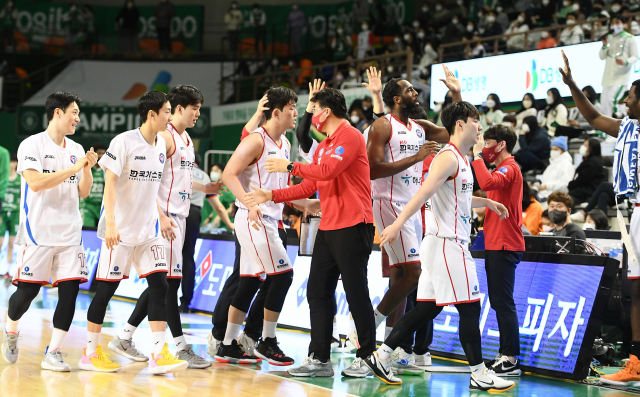 19일 원주종합체육관에서 열린 2021-2022 KGC인삼공사 정관장 프로농구 정규리그. DB를 76-75로 따돌린 대구 한국가스공사 선수들. KBL 제공