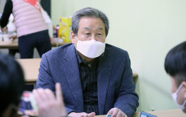 19일 김무성 전 새누리당(현 국민의힘) 대표가 국민의힘 소속으로 대구시장 출마를 선언한 이진숙 전 대전MBC 사장의 선거 사무소 개소식을 찾은 뒤 기자들 질문에 답하고 있다. 연합뉴스