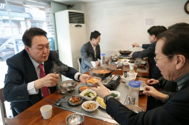 지난 16일 윤석열 대통령 당선인이 권영세(오른쪽) 인수위 부위원장 등 참모들과 함께 김치찌개 식당에서 점심을 함께하고 있다. 인수위 제공