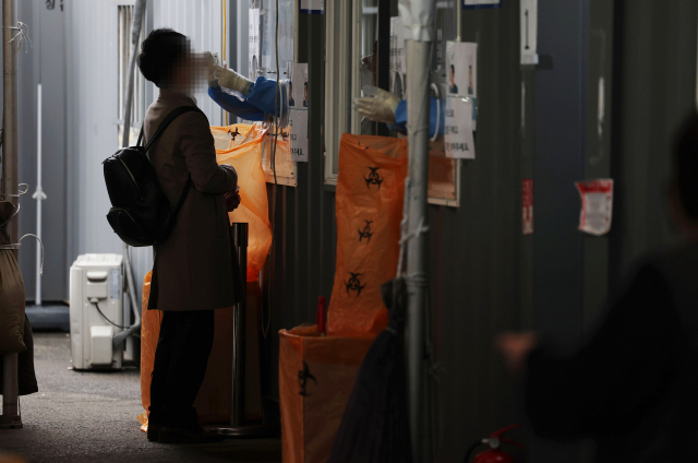 18일 서울역 광장에 마련된 코로나19 임시 선별검사소에서 의료진이 검체를 채취하고 있다. 연합뉴스