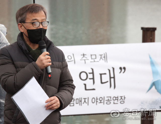 고 정유엽 군의 아버지 정성재 씨가 19일 열린 2주기 추모제에서 추모의 말을 하고 있다. 김진만 기자