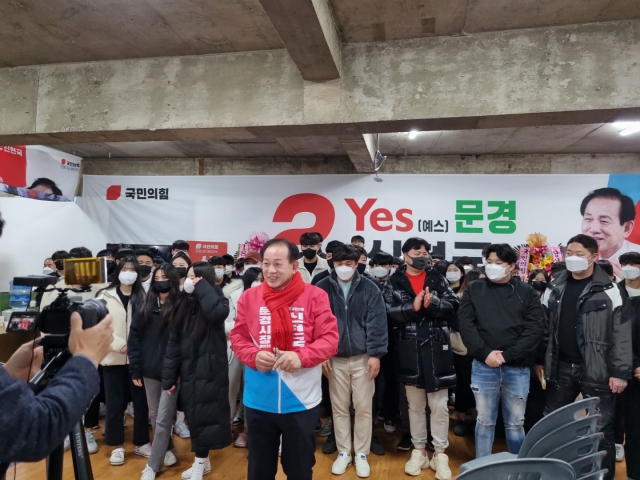 신현국 문경시장 예비후보가 지난 19일 선거사무실을 찾은 2030 청년지지자들과 간담회를 진행했다. 고도현 기자