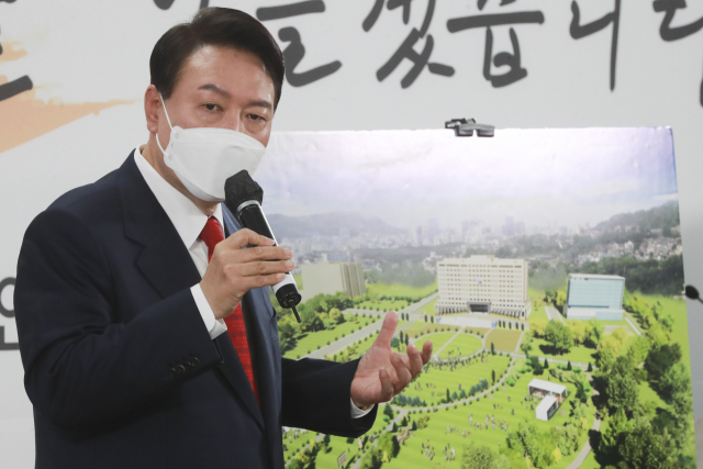 윤석열 대통령 당선인이 20일 오전 서울 종로구 삼청동 대통령직인수위원회 회견장에서 대통령실 용산 이전과 관련해 기자회견을 하고 있다. 연합뉴스
