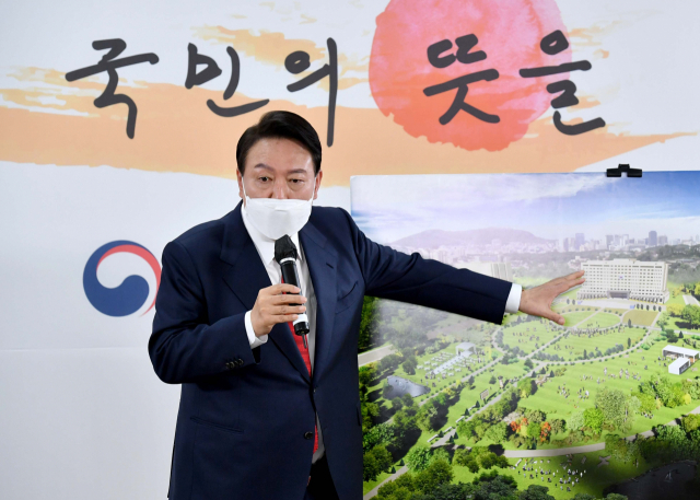 윤석열 대통령 당선인이 20일 오전 서울 종로구 삼청동 대통령직인수위원회 회견장에서 대통령실 용산 이전과 관련해 기자회견을 하고 있다. 연합뉴스