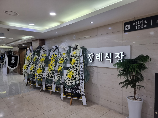 지난 19일 오후 2시쯤 대구 동구 한 장례식장. 코로나19 확진 사망자 폭증으로 화장 수요도 덩달아 증가하면서 유족들이 화장장을 구하는 데 애를 먹고 있다. 임재환 기자