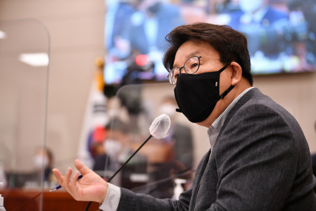 국민의힘 권성동 의원이 지난달 25일 오후 서울 여의도 국회에서 열린 법제사법위원회 현안질의에서 박범계 법무부 장관을 상대로 질의하고 있다. 연합뉴스