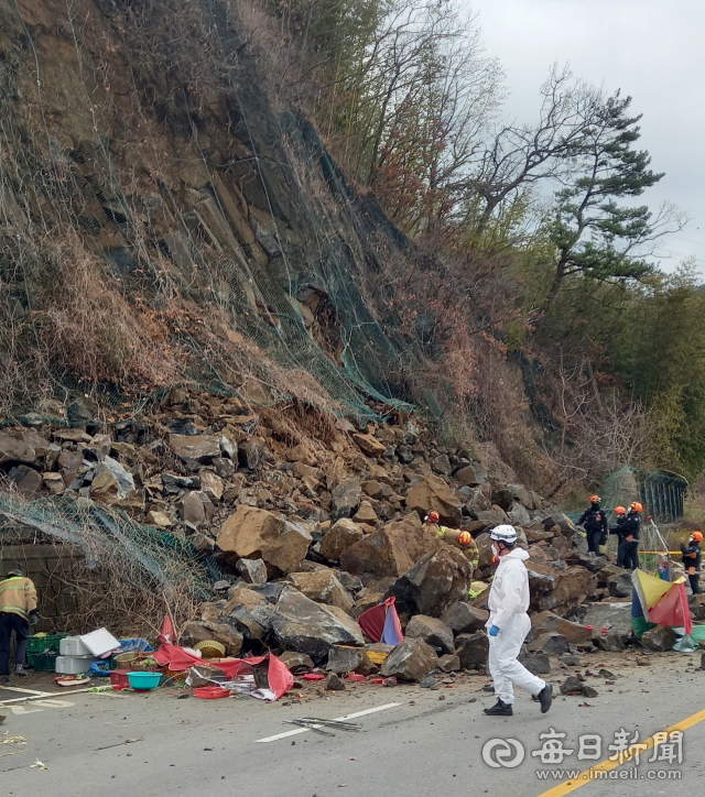 경주에서 산사태가 발생, 소방관 등이 피해 여부를 확인하고 있다. 박진홍 기자