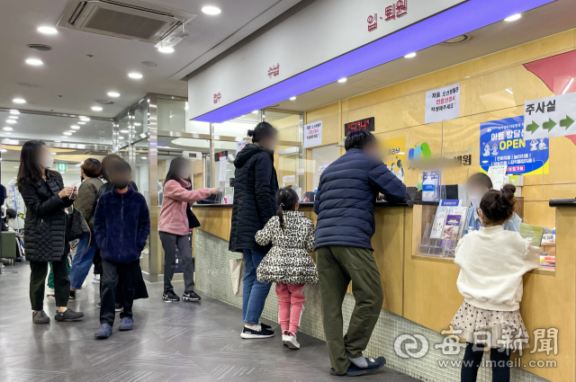 20일 오전 대구 수성구의 한 코로나19 소아특화 거점전담병원이 신속항원검사를 받기 위해 내원한 아이들과 부모들로 북새통을 이루고 있다. 이날 0시 기준 코로나19 신규확진자 38만 여명 중 10살 미만 소아는 4만 8천 여명으로 12.8%를 기록, 인구 10만 명당 발생률이 전 연령대에서 가장 높은 것으로 나타났다. 안성완 기자 asw0727@imaeil.com