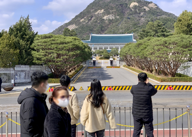 20일 오후 시민들이 청와대를 보고 있다. 이날 윤석열 대통령 당선인은 청와대 집무실을 용산 국방부로 이전한다고 발표했다. 연합뉴스