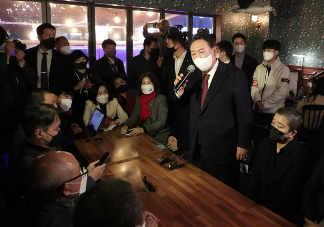 윤석열 대통령 당선인이 후보 시절인 지난달 28일 저녁 소상공인 영업제한 피해 현장인 서울 종로구 한 음식점을 찾아 자영업자들과 면담하고 있다. 연합뉴스