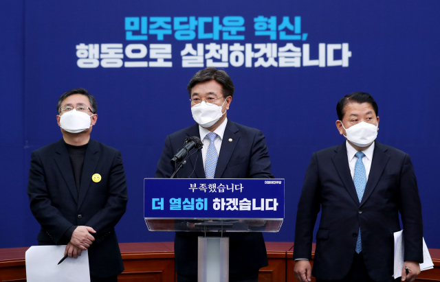 더불어민주당 윤호중 공동비상대책위원장이 20일 오후 국회에서 기자간담회를 열고 비대위 운영과 당 쇄신 방안 등을 발표한 후 취재진 질문을 받고 있다. 왼쪽부터 김성환 정책위의장, 윤 공동비대위원장, 김병주 의원. 연합뉴스