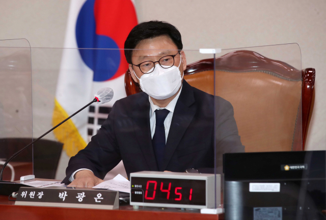 7일 오후 국회에서 열린 법제사법위원회 전체회의에서 박광온 위원장이 회의를 주재하고 있다. 연합뉴스