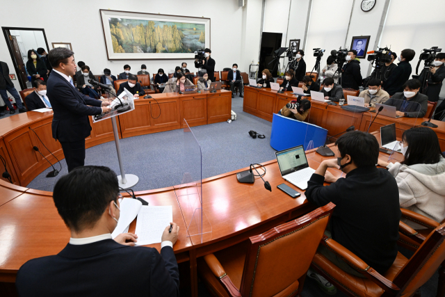 더불어민주당 윤호중 공동비상대책위원장이 20일 오후 국회에서 기자간담회를 열고 비대위 운영과 당 쇄신 방안 등을 발표하고 있다. 연합뉴스