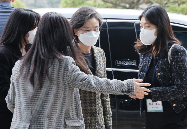 노정희 중앙선거관리위원회 위원장이 17일 오전 경기도 과천시 중앙선거관리위원회로 출근하며 기자들의 질문을 받고 있다. . 연합뉴스