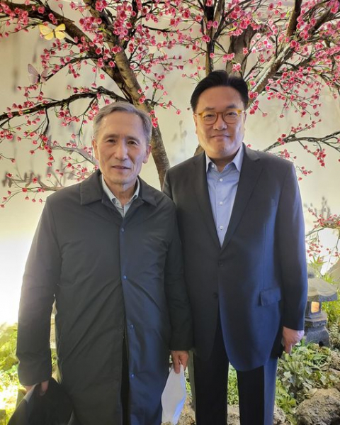 김관진 전 국가안보실장(왼쪽), 정진석 국회부의장. 정 부의장 페이스북