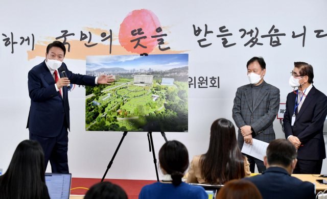 윤석열 대통령 당선인이 20일 오전 서울 종로구 삼청동 대통령직인수위원회 회견장에서 대통령실 용산 이전과 관련해 기자회견을 하고 있다. 연합뉴스
