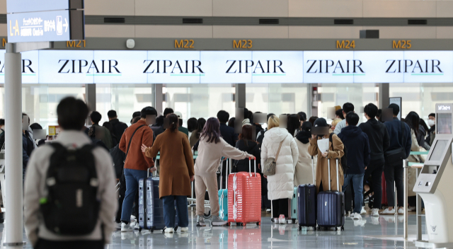 20일 인천국제공항 제1여객터미널 출국장에서 일본 도쿄 나리타 공항으로 향하는 탑승객들이 출국 수속을 하고 있다. 면세점 구매 한도가 폐지되고 21일부터 코로나19 백신을 접종한 해외 입국자의 자가격리 의무도 면제되면서 여행업계의 해외여행 상품 판매도 증가한 것으로 나타났다. 연합뉴스