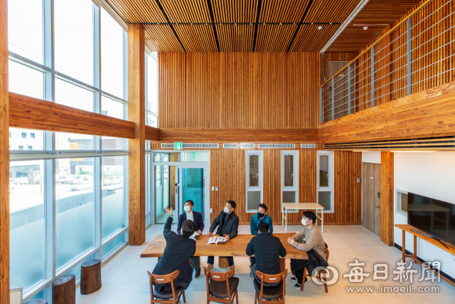 학교 리모델링을 위해 한그린목조관을 방문한 울산시교육청 관계자들이 목재로 마감된 공동주택 2층 로비를 살펴보고 있다. 김태형 선임기자 thk@imaeil.com