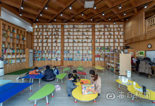 한그린목조관 별관 1층에 자리한 영주 어린이 돌봄센터. 인테리어도 목재로 마감돼 학부모들 사이에 인기가 높다. 김태형 선임기자 thk@imaeil.com