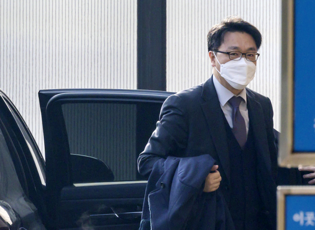 김진욱 고위공직자범죄수사처장이 15일 오전 정부과천청사 고위공직자범죄수사처로 출근하고 있다. 연합뉴스