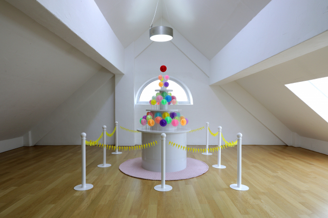 배혜진, Human candies, 120x120x200cm, resin and metal, 2019_Sweet guards, 120cm(each line), resin and chain, 2019.