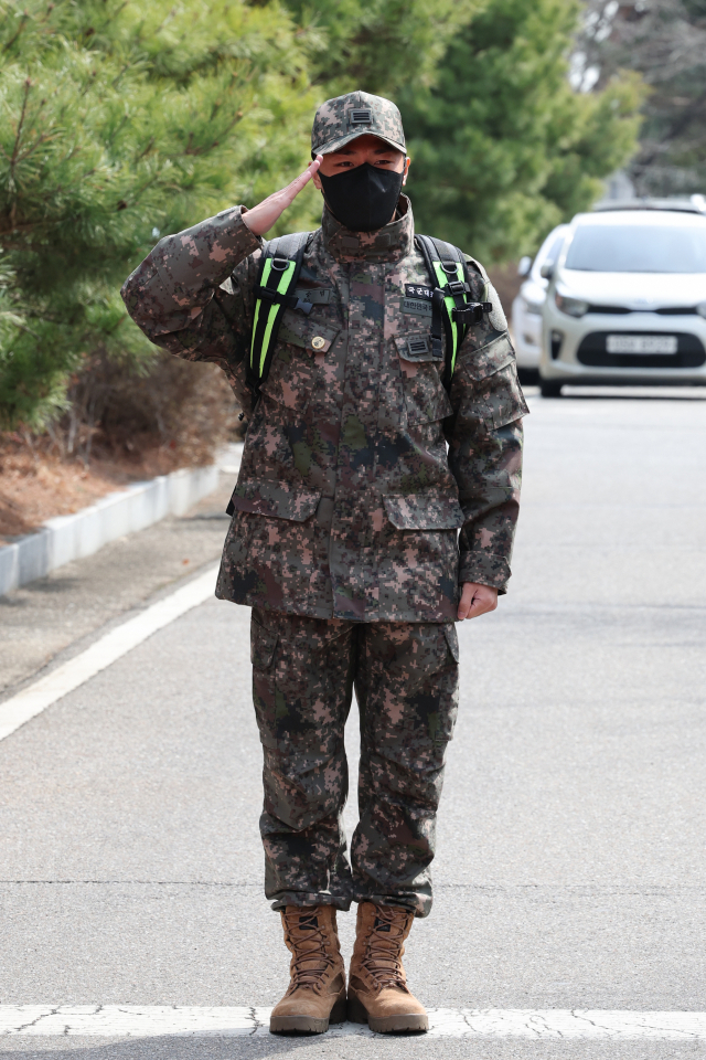2022 카타르 월드컵 최종예선 A조 9~10차전을 앞두고 소집 훈련을 시작하는 축구 국가대표팀의 고승범(김천 상무)이 21일 오후 파주NFC(축구대표팀 트레이닝 센터)로 들어서며 거수경례 하고 있다. 연합뉴스