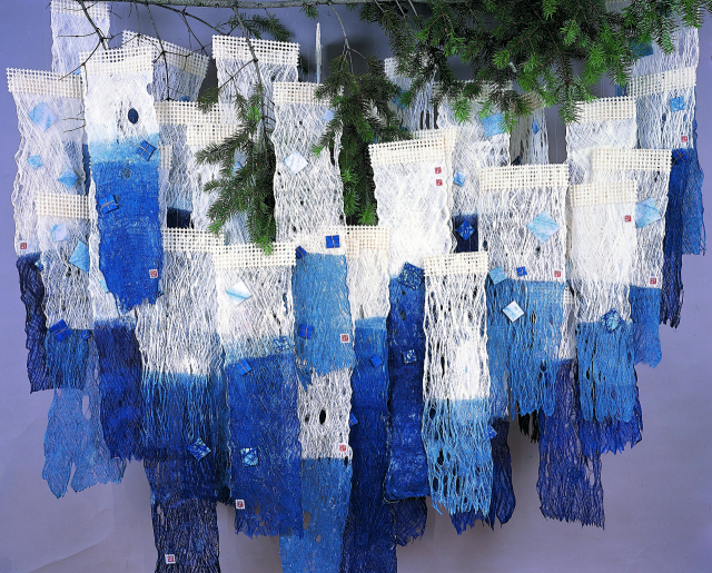 김지희, 자연의 보자기에서 온 댕기Ⅱ, 15x60cmx27EA, indigo, Korean Dakpaper mulberrk bark.