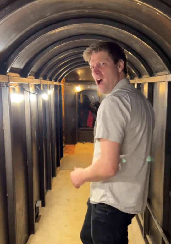 콜린 퍼즈가 공개한 완성된 땅굴. 사진 트위터 colin_furze 캡처