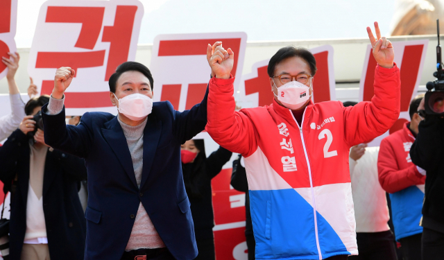 국민의힘 윤석열 대선 후보가 3일 충남 공주시 금성동 공산성 앞 광장에서 열린 유세에 참석해 정진석 국회부의장과 손을 잡고 지지를 호소하고 있다. 연합뉴스