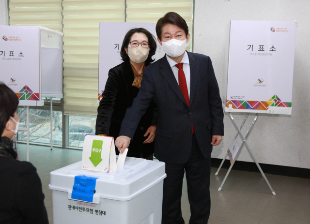 권영진 대구시장이 4일 오전 대구 수성구 수성1가동 행정복지센터에 마련된 사전투표소를 찾아 부인 이정원씨와 함께 제20대 대통령 선거 투표를 하고 있다. 연합뉴스