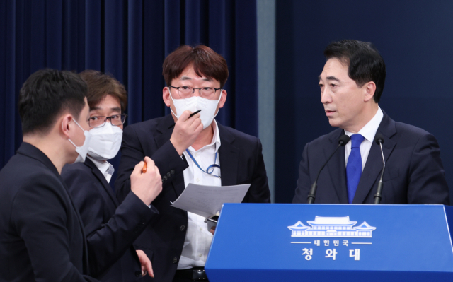 박수현 청와대 국민소통수석이 21일 오후 청와대 춘추관에서 윤석열 대통령 당선인이 추진 중인 청와대 집무실 이전 등과 관련 정부 입장 등에 대한 브리핑에 앞서 관계자들과 대화하고 있다. 연합뉴스