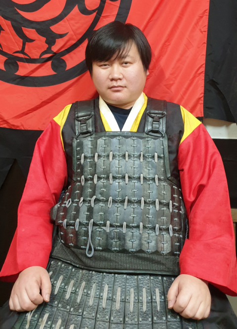 엠아츠 김찬호 대표가 조선시대 무장 복장을 하고 포즈를 취하고 있다. 전창훈 기자