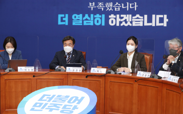 더불어민주당 윤호중 공동비대위원장이 21일 서울 여의도 국회에서 열린 비상대책위원회 회의에서 발언하고 있다. 왼쪽부터 이소영 비대위원, 윤호중 공동비대위원장, 박지현 공동비대위원장, 조응천 비대위원. 연합뉴스
