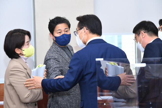 국회 정치개혁특별위원회 정의당 이은주 의원(왼쪽부터), 더불어민주당 김영배 간사, 조해진 소위원장, 국민의힘 정점식 의원이 21일 서울 여의도 국회에서 열린 정개특위 소위원회에서 대화하고 있다. 이날 정개특위 소위는 공직선거법 및 지방선거구제 개편 심사를 다룰 예정이었으나 여야 사전협의가 덜 돼 다음 날로 연기됐다. 연합뉴스