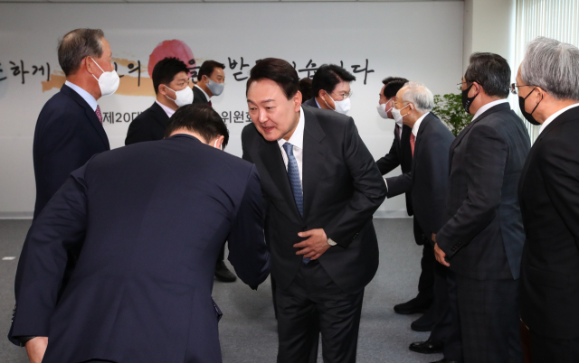 윤석열 대통령 당선인이 21일 서울 종로구 통의동 대통령직인수위원회 사무실에서 경제6단체장들과 오찬 회동을 하기에 앞서 인사하고 있다. 연합뉴스