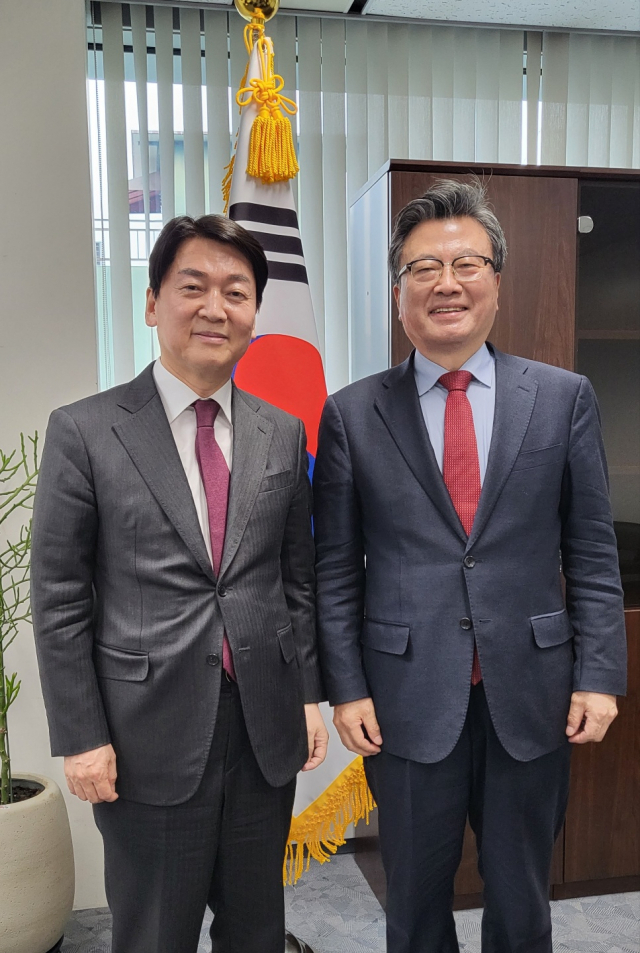 김형기 뉴대구운동 공동대표(오른쪽)가 21일 오후 안철수 대통령직인수위원장을 만나 