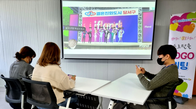 지난 16일 메타버스 플랫폼을 활용해 본인만의 귀여운 캐릭터로 자기소개, 댄스타임, 밸런스게임 등을 통해 미리 서로 가까워지는 시간을 가졌다.달서구 제공