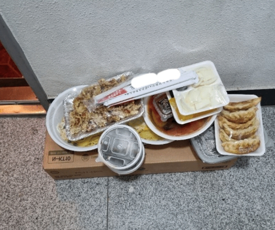 아기 물티슈 상자 위 뜨거운 중국음식 배달 논란. 온라인 커뮤니티 갈무리