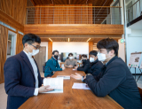 국립산림과학원 목재공학연구과 김철기 박사(오른쪽)가 한그린목조관에 견학 온 울산시교육청 관계자들에게 건축 공법 등을 설명하고 있다. 건축학과,시공사,지자체 등에서 견학차 이곳을 찾는 방문 건수는 월 평균 3~4건에 이른다. 김태형 선임기자 thk@imaeil.com