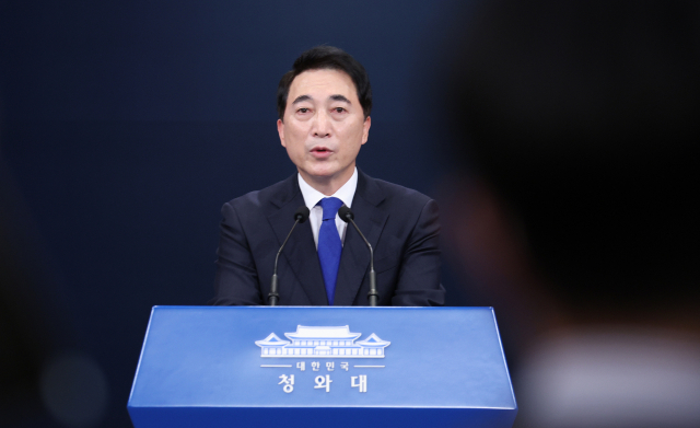 박수현 청와대 국민소통수석이 지난 21일 오후 청와대 춘추관에서 윤석열 대통령 당선인이 추진 중인 청와대 집무실 이전 등과 관련 정부 입장 등에 대해 브리핑하고 있다. 연합뉴스