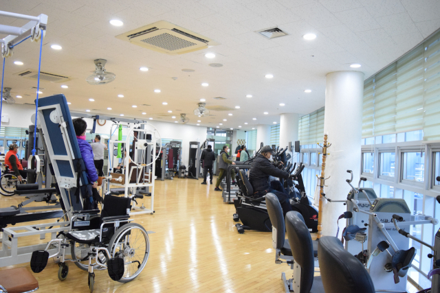 경북 구미시 장애인체육관 체력단련실.