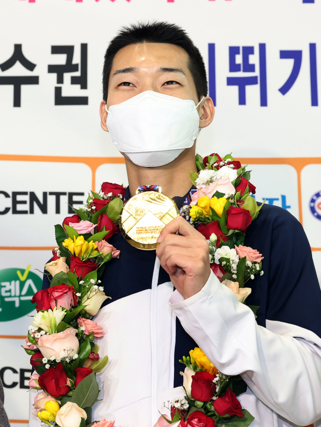 세르비아 베오그라드에서 열린 2022 세계실내육상선수권대회 남자 높이뛰기 결선에서 2ｍ34를 뛰어 우승한 