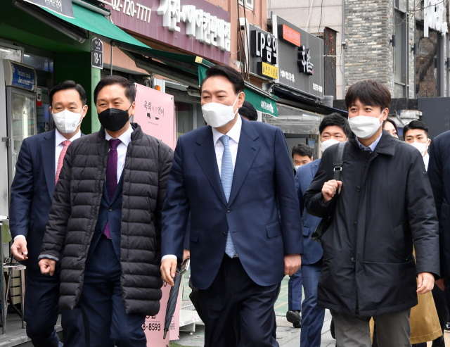 윤석열 대통령 당선인이 지난 18일 서울 종로구 통의동 집무실을 나와 국민의힘 이준석 대표, 김기현 원내대표와 함께 점심식사를 하기 위해 식당으로 이동하고 있다. 연합뉴스