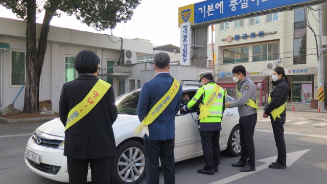 경북 의성경찰서는 매월 2회 출근하는 직원들을 대상으로 숙취 점검에 나서 직원들에게 음주 운전에 대한 경종을 울리고 있다. 의성경찰서 제공